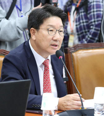 권성동 한국당 의원이 지난달 23일 국회에서 열린 기획재정위원회의 종합국정감사에서 의사진행 발언을 하고 있다. 연합뉴스